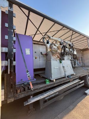 Transport von Robotern auf einem ma&szlig;geschneiderten Lkw mit offenem Dach und gesichertem Maschinenpark