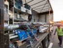 Beladener Lkw mit Industrieausr&uuml;stung und f&uuml;r den Transport gesicherten Materialien