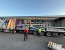 Transport von schweren Industrieausr&uuml;stungen auf einem offenen Sattelschlepper