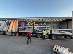 Transport von schweren Industrieausr&uuml;stungen auf einem offenen Sattelschlepper
