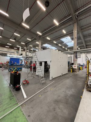Industrielles Fabrikinterieur mit Ger&auml;ten und Maschinen in einer Produktionsumgebung