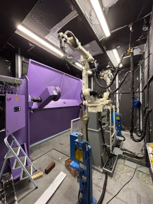 Industrielle Robotik-Ausr&uuml;stung in einer spezialisierten Produktionsst&auml;tte