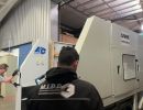 Techniker bei der Bedienung von Maschinen in einer modern ausgestatteten Industriewerkstatt